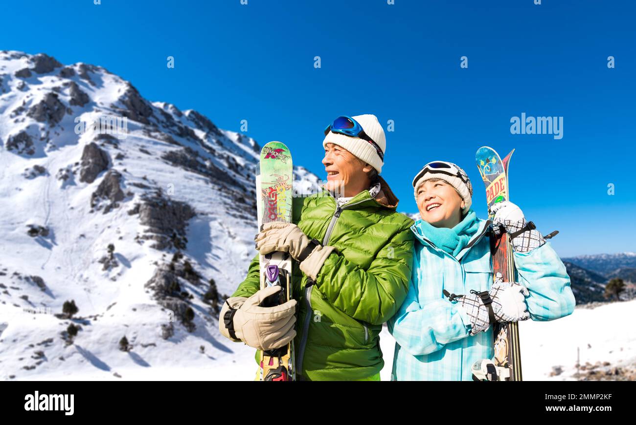 Coppie anziane sci invernale Foto Stock