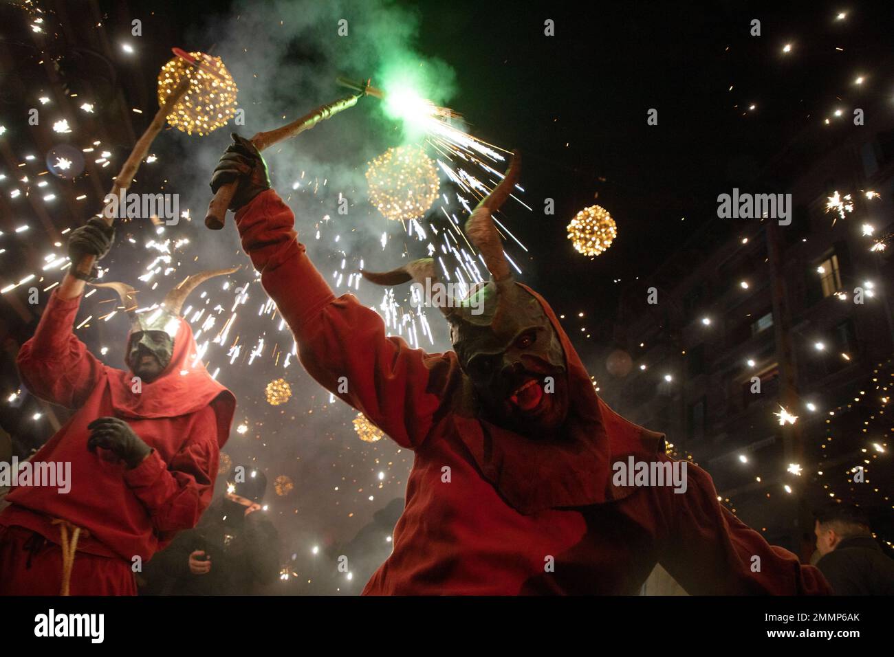 Palma, Spagna. 29th Jan, 2023. Un uomo vestito come un demone, in possesso di un fuochi d'artificio, cammina tra le persone durante il tradizionale Correfoc alla fine della festa annuale della città in onore della città di san Sebastià (San Sebastiano). Secondo gli storici, la tradizione dei diavoli del fuoco, che esiste anche sulla terraferma in Catalogna e Valencia, ha origini sia pagane che religiose. Credit: Clara Margais/dpa/Alamy Live News Foto Stock