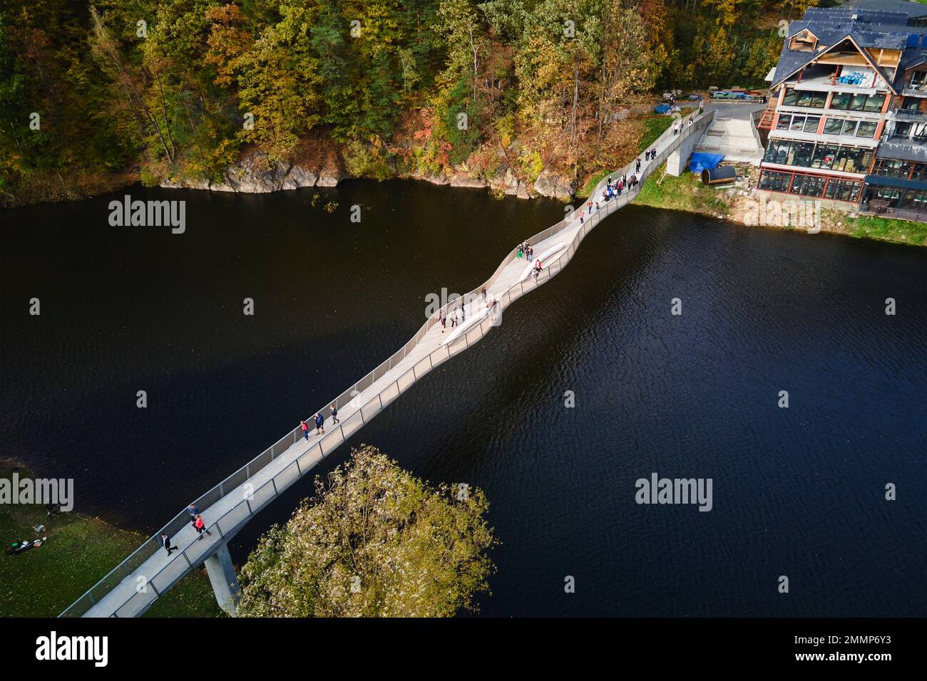 Area ricreativa vicino al castello di Grodno a Zagorze, Polonia. Splendido paesaggio autunnale con montagne ricoperte di foresta, fiume e ponte per le persone Foto Stock