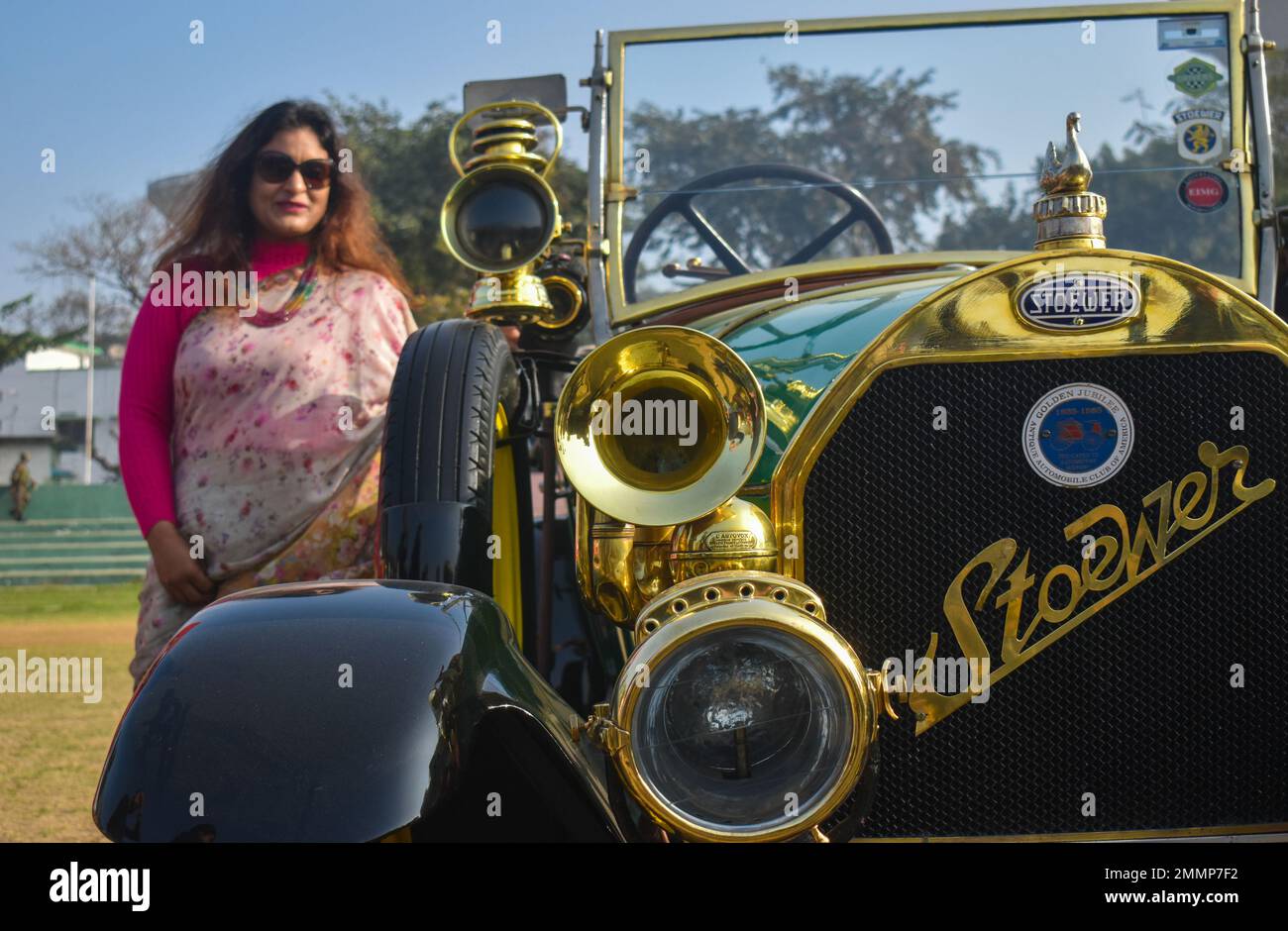 Kolkata, Bengala Occidentale, India. 29th Jan, 2023. Un partecipante sta in piedi accanto alla sua auto Stoewer 1913 con 1500 cc e quattro cilindri auto classica in un rally auto d'epoca a Kolkata. (Credit Image: © Sudipta Das/Pacific Press via ZUMA Press Wire) SOLO PER USO EDITORIALE! Non per USO commerciale! Foto Stock