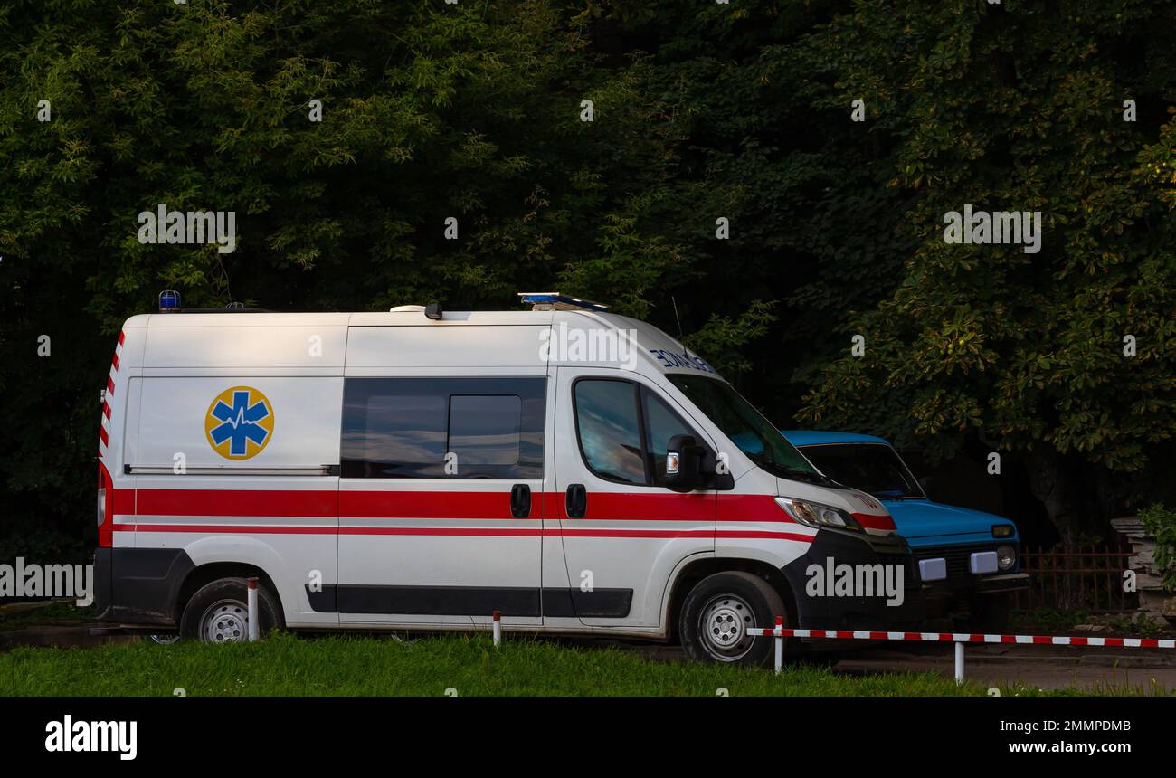 Auto ambulanza sulla strada. Un ambulanza medica di rianimazione è venuto al paziente per il trattamento di coronavirus covid19. Foto Stock