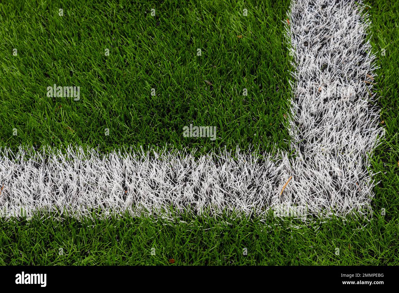 Foto di un verde erba sintetica Campo sportivo con la linea bianca ripresa dall'alto. Foto Stock