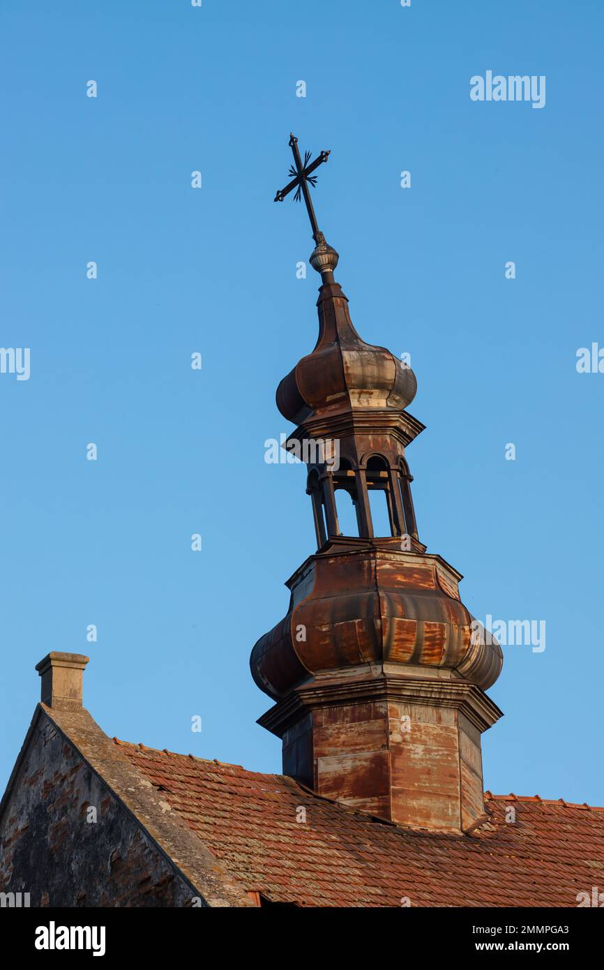 Primo piano di una Croce su una chiesa cristiana su sfondo blu. Foto Stock