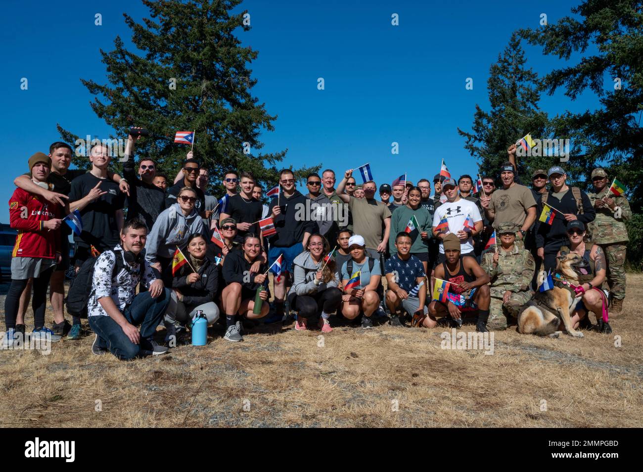 Gli Airmen della squadra McChord, e le loro famiglie, tengono le bandiere dei paesi di lingua spagnola durante una foto di gruppo per il Ruck del mese dell'eredità ispanica alla base congiunta Lewis-McChord, Washington, 21 settembre 2022. Il mese nazionale del patrimonio ispanico si è tenuto dal 15 settembre al 15 ottobre, celebrando le storie, le culture e i contributi dei cittadini americani i cui antenati provenivano dalla Spagna, dal Messico, dai Caraibi e dall'America centrale e meridionale. Foto Stock