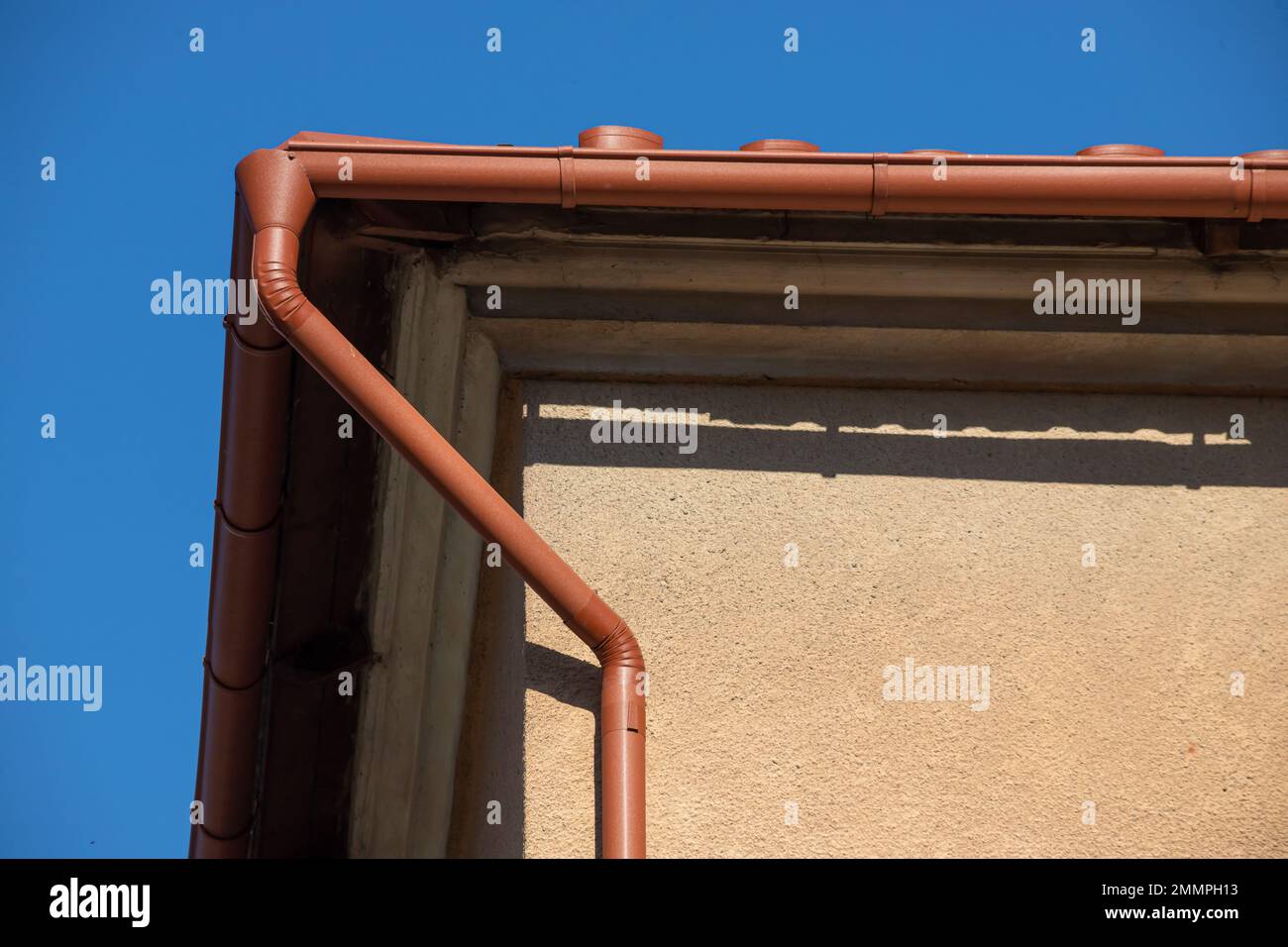 Edificio Casa moderna costruzione con angolo tetto in metallo, sistema di gocciolatoio e protezione del tetto da snowboard, barra di neve Snow Guard. Paraneve sul tetto Foto Stock