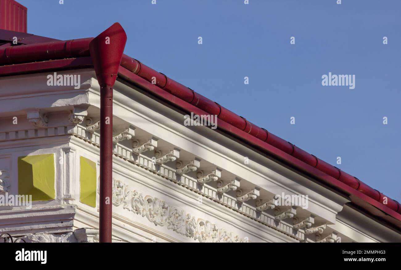 Edificio Casa moderna costruzione con angolo tetto in metallo, sistema di gocciolatoio e protezione del tetto da snowboard, barra di neve Snow Guard. Paraneve sul tetto Foto Stock