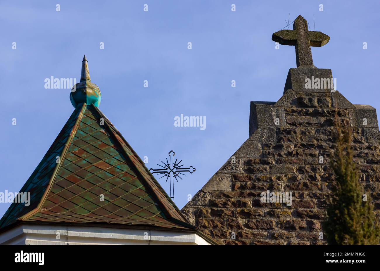 Primo piano di una Croce su una chiesa cristiana su sfondo blu. Foto Stock