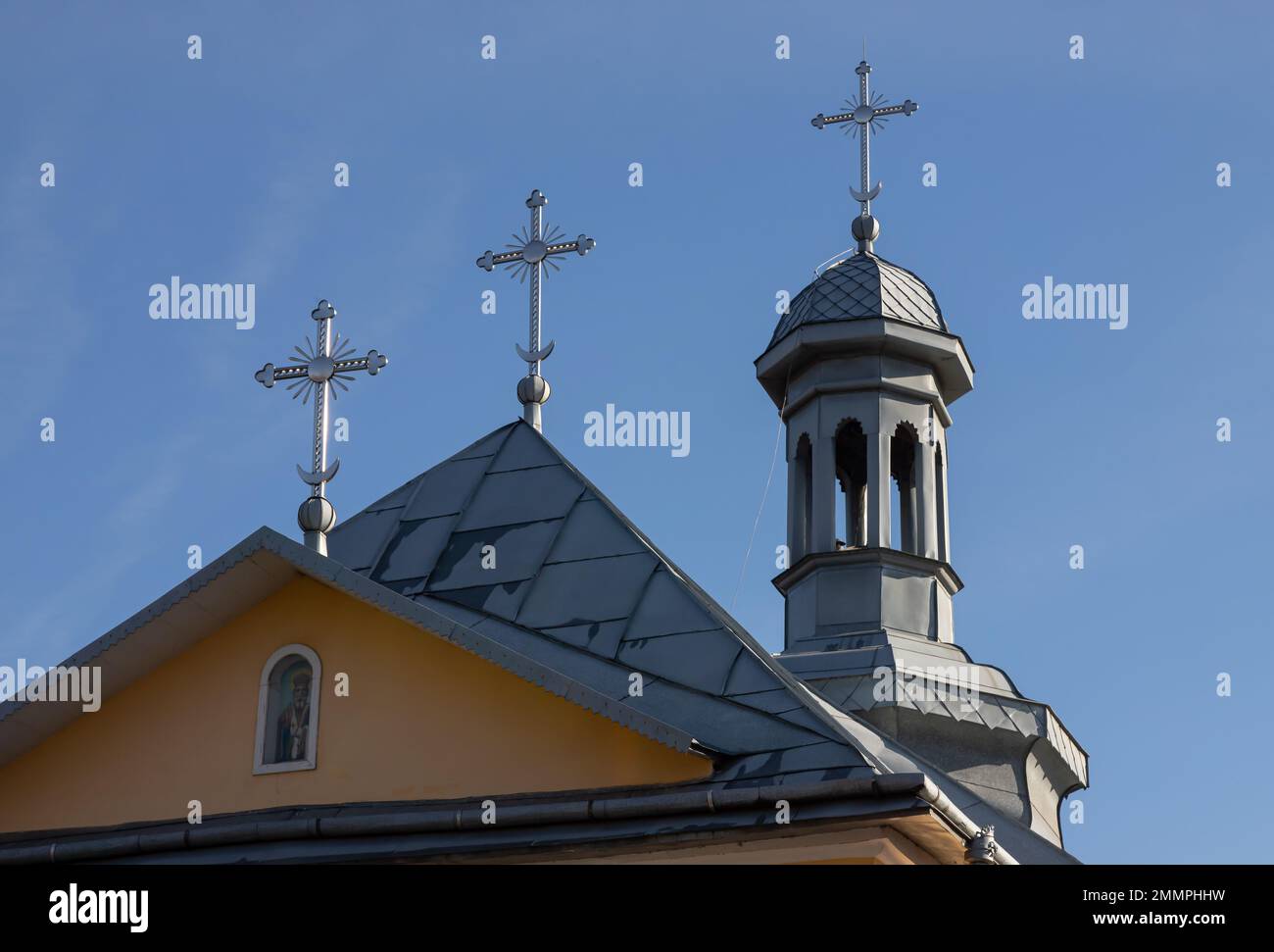 Primo piano di una Croce su una chiesa cristiana su sfondo blu. Foto Stock