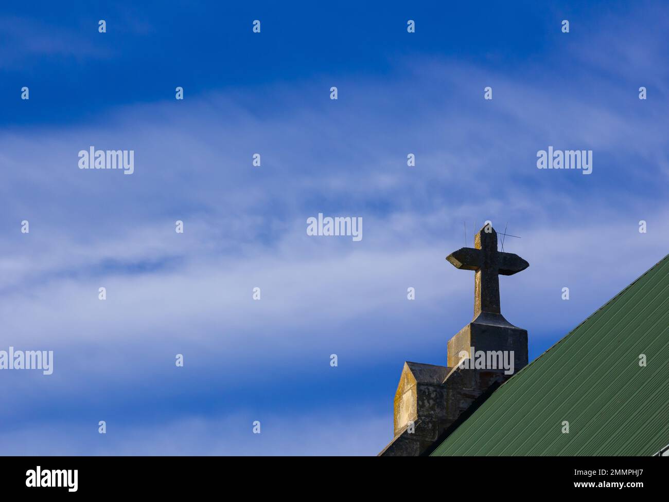 Primo piano di una Croce su una chiesa cristiana su sfondo blu. Foto Stock