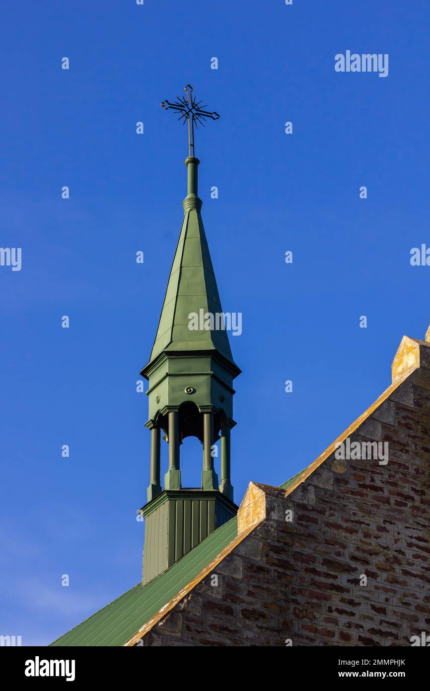 Primo piano di una Croce su una chiesa cristiana su sfondo blu. Foto Stock