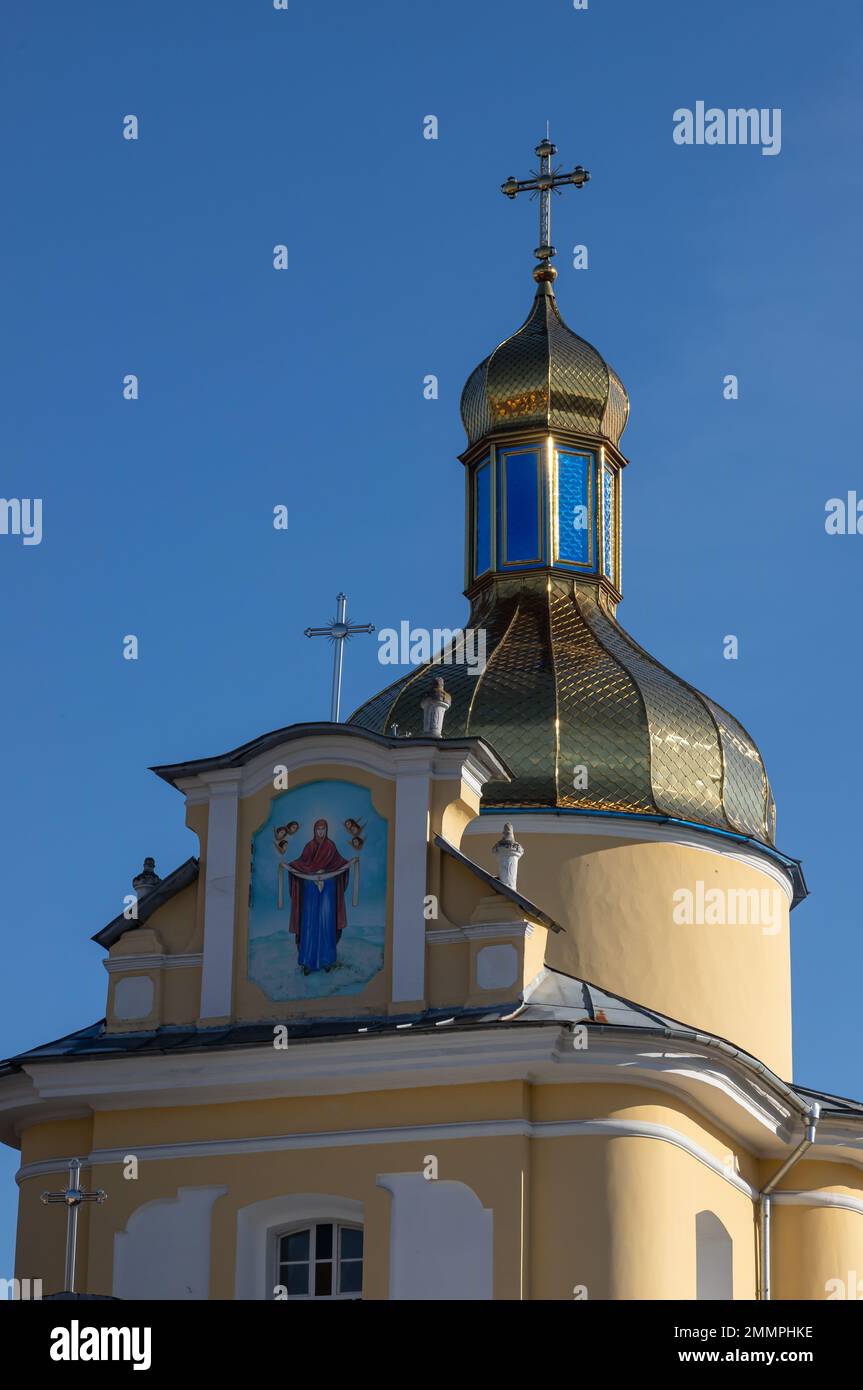 Primo piano di una Croce su una chiesa cristiana su sfondo blu. Foto Stock