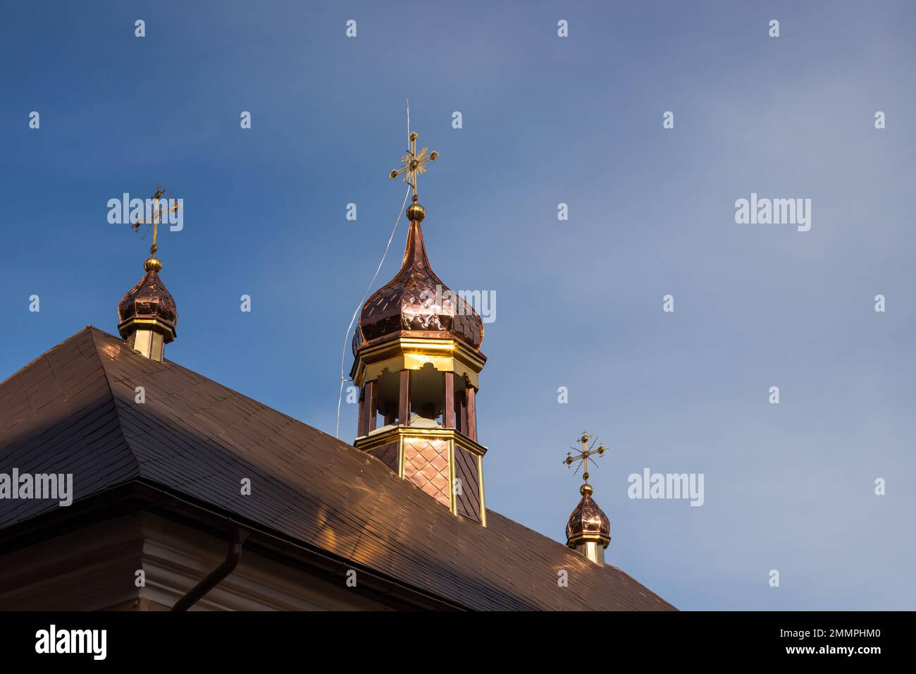 Primo piano di una Croce su una chiesa cristiana su sfondo blu. Foto Stock