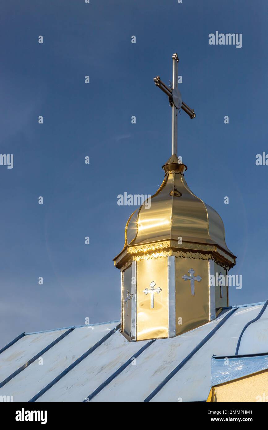 Primo piano di una Croce su una chiesa cristiana su sfondo blu. Foto Stock