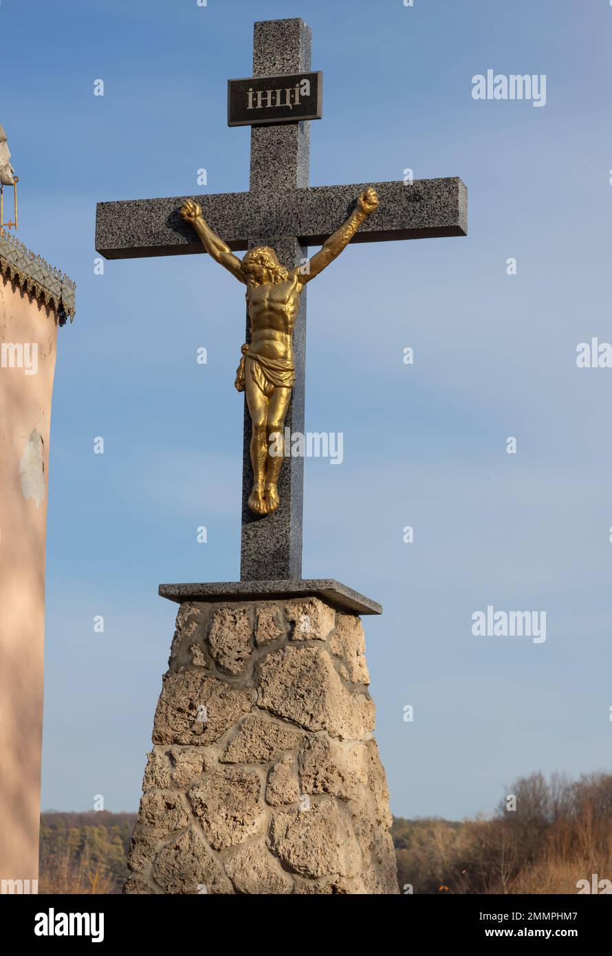 Primo piano di una Croce su una chiesa cristiana su sfondo blu. Foto Stock