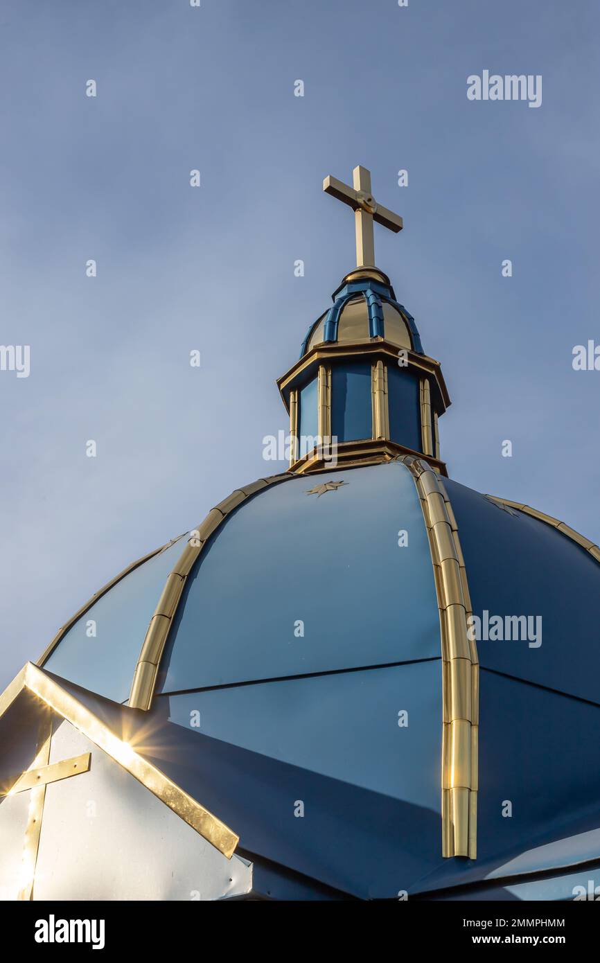 Primo piano di una Croce su una chiesa cristiana su sfondo blu. Foto Stock
