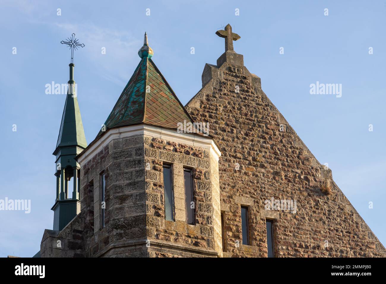 Primo piano di una Croce su una chiesa cristiana su sfondo blu. Foto Stock