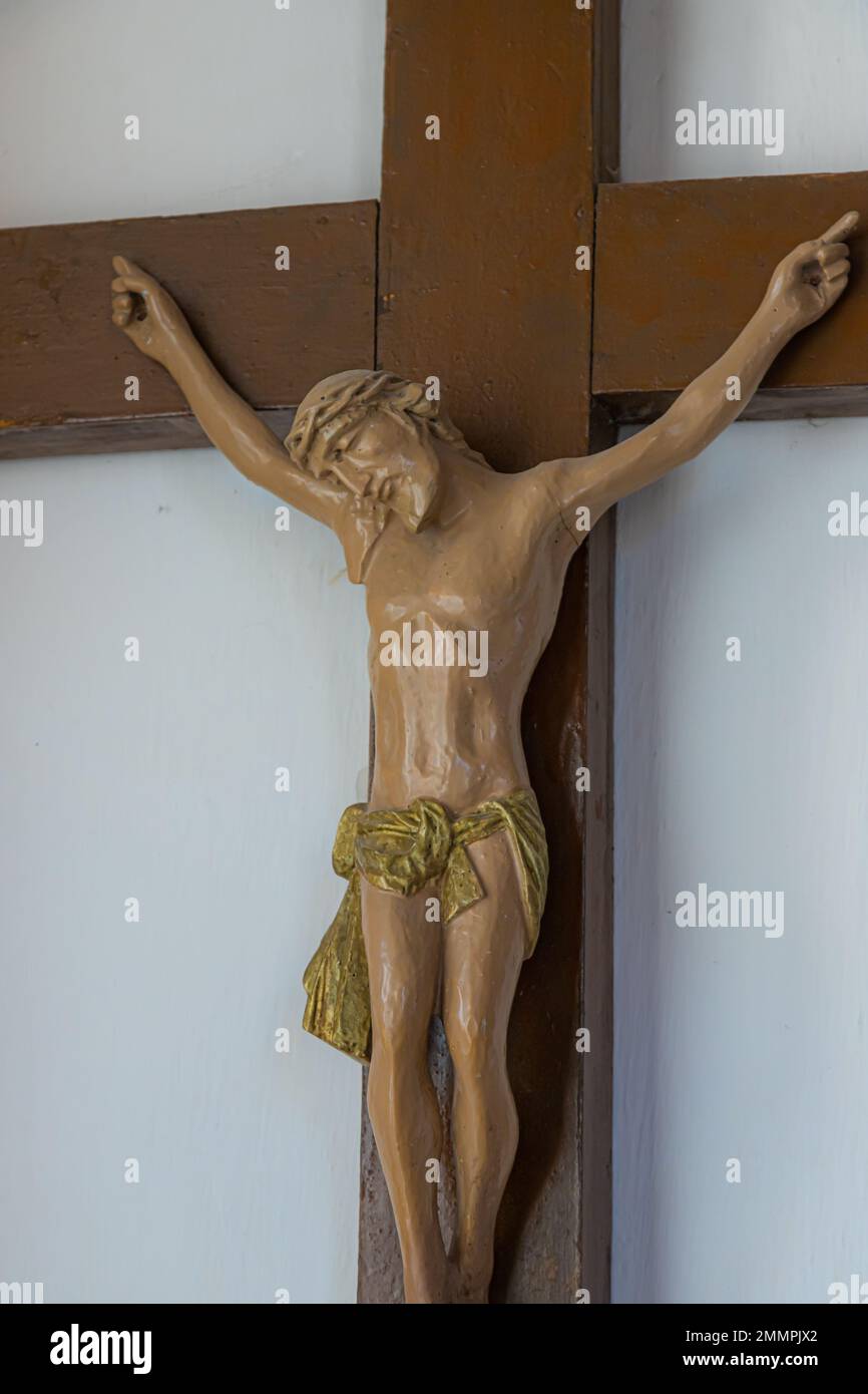 Gesù cristo sulla croce con sfondo muro nella chiesa cattolica. Foto Stock