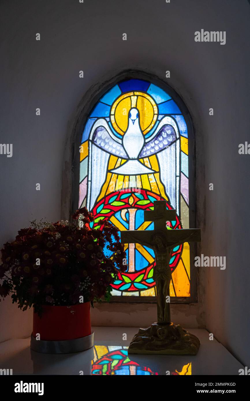 Gesù cristo sulla croce con sfondo muro nella chiesa cattolica. Foto Stock