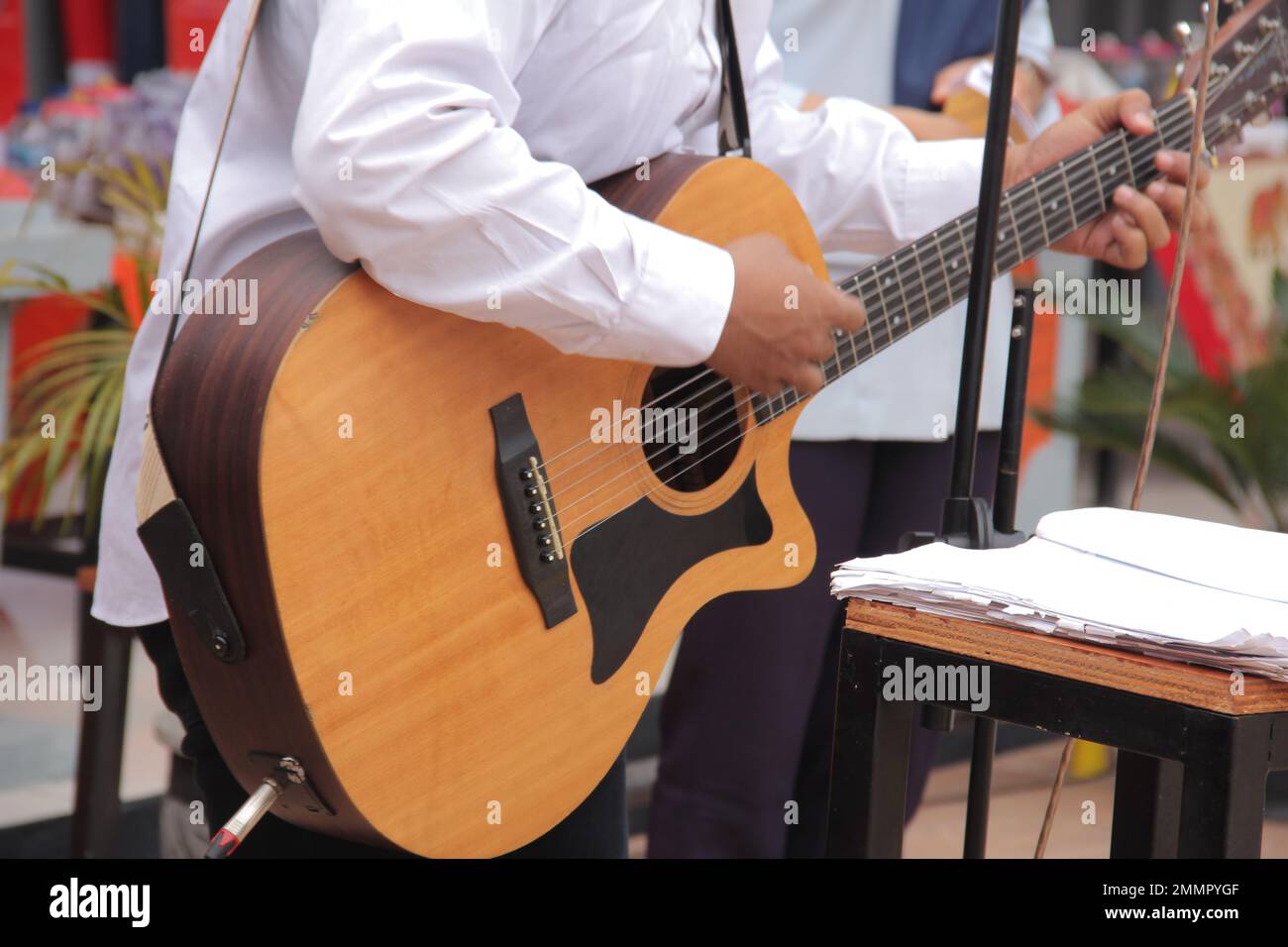 primo piano di un musicista con la sua chitarra acustica. Foto Stock