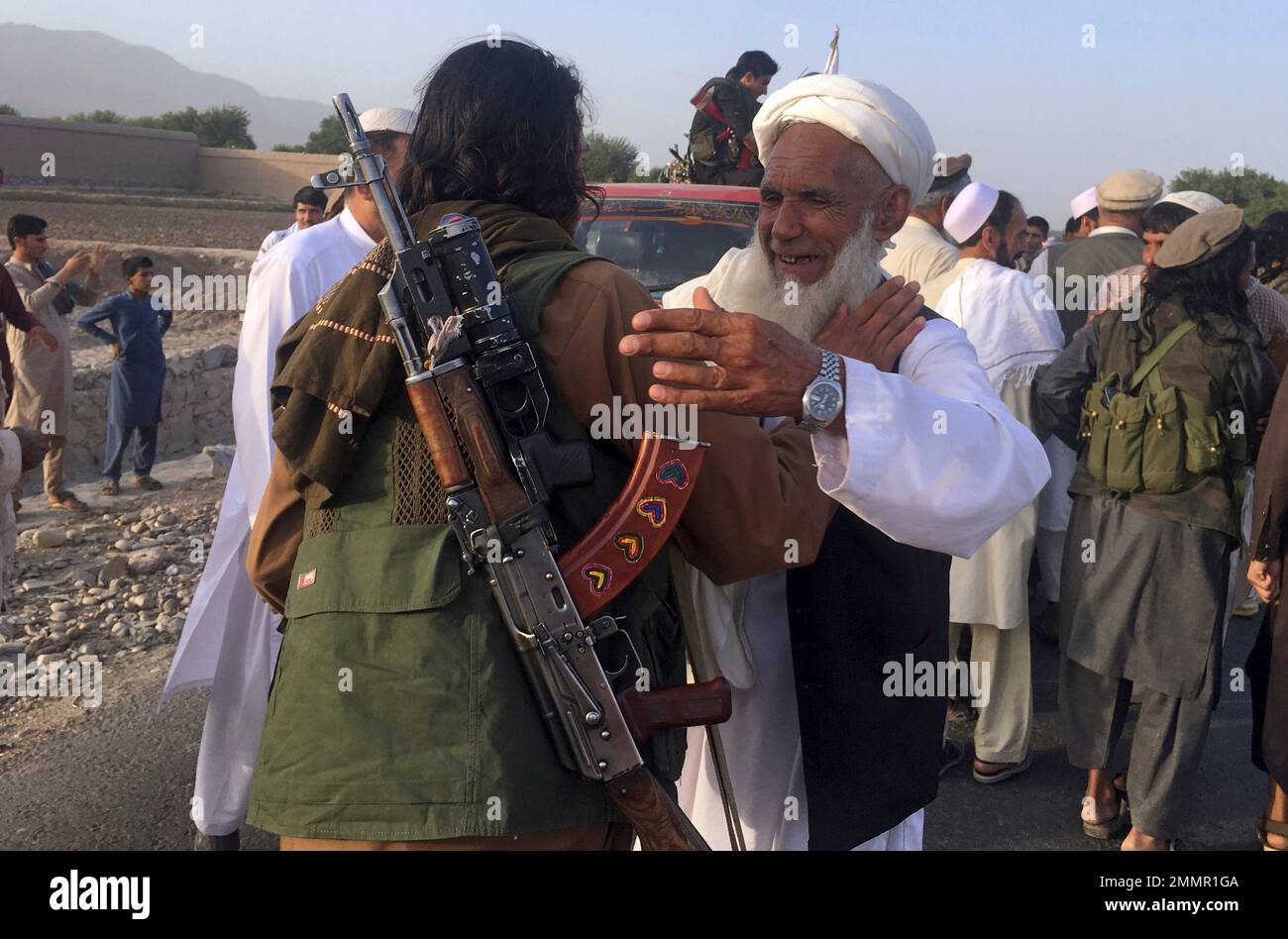 FILE - In this June 16, 2018 file photo, Taliban fighters gather with residents to celebrate a three-day cease fire marking the Islamic holiday of Eid al-Fitr, in Nangarhar province, east of Kabul, Afghanistan. On Sunday, Aug. 19, 2018, Afghan President Ashraf Ghani announced a conditional cease-fire with Taliban insurgents for the duration of the Eid al-Adha holiday. Ghani made the announcement Sunday during celebrations of the 99th anniversary of Afghanistan's independence. (AP Photo/Rahmat Gul, File) Foto Stock