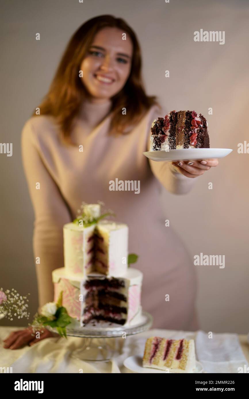 festa di nozze torta a due livelli decorata con fiori freschi Foto Stock