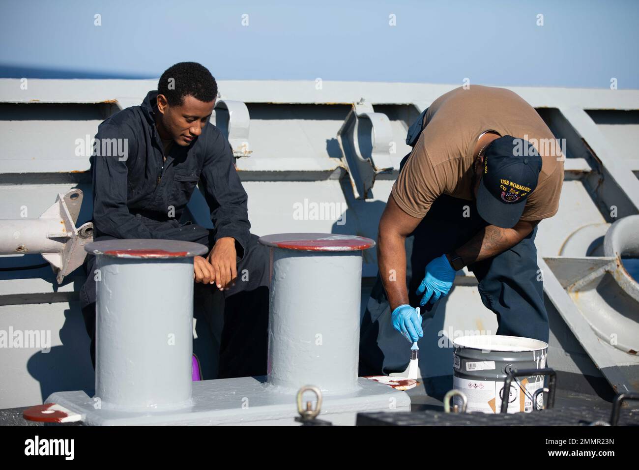 220922-N-LK647-0115 OCEANO ATLANTICO (22 settembre 2022) Seaman Yeddia Hunde, a sinistra, e Boatswain’s Mate 2nd Class Justin Smith equipaggiamenti di ponte di verniciatura a bordo dell'incrociatore missilistico guidato di classe Ticonderoga USS Normandy (CG 60) a seguito del completamento della nave del Surface Warfare Advanced Tactical Training (SWATT). La Normandia è in corso come parte del Gerald R. Ford Carrier Strike Group che conduce esercizi SWATT per aumentare la letalità, garantire la preparazione al combattimento e promuovere l'innovazione tattica. SWATT è guidata dal Naval Surface and Mine Warfighting Development Center, la cui missione è aumentare la tattica Foto Stock