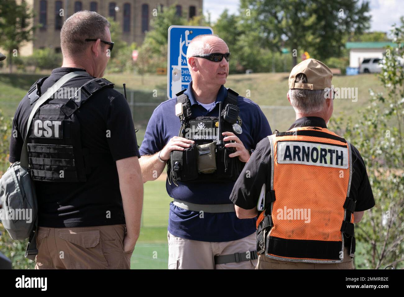 Charles Beck, membro della squadra di sostegno civile della Guardia Nazionale del Minnesota del 55th, parla con First Sgt. Matthew Sandin e l'Observer-controller-trainer dell'Armata Nord Michael Rogney vicino al Como Regional Park a St. Paul, Minnesota, 22 settembre 2022. L'unità ha partecipato a un esercizio con diversi partner interaziendali, tra cui i team di risposta ai materiali pericolosi del Dipartimento dei vigili del fuoco di St. Paul. (Foto della Guardia Nazionale del Minnesota di staff Sgt. Mahsima Alkamooneh) Foto Stock