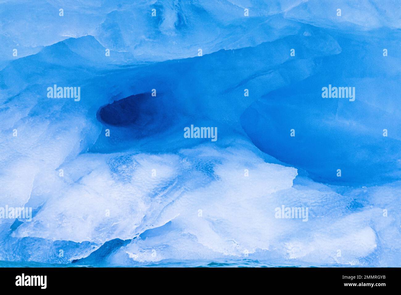 Modelli di ghiaccio in un ghiacciaio nell'artico Foto Stock