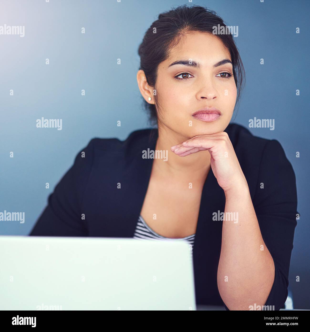 Se solo... una giovane donna d'affari che guarda distratta alla sua scrivania. Foto Stock
