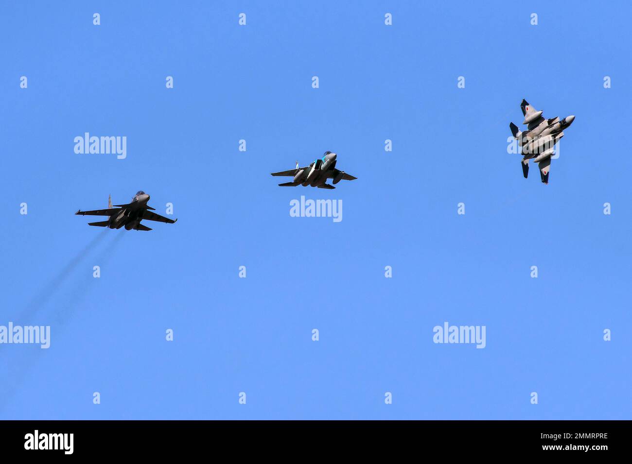 India Air Force su-30MKI Flanker(L) e due combattenti tattici formazione Gruppo del Giappone Air Self Defense Force's aggressore F15DJ volare passato durante l'esercizio congiunto 'Veer Guardian' con il Giappone Air Self Defense Force alla base aerea di Hyakuri in Ibaraki-Prefettura, Giappone il 20 gennaio 2023. Credit: AFLO/Alamy Live News Foto Stock