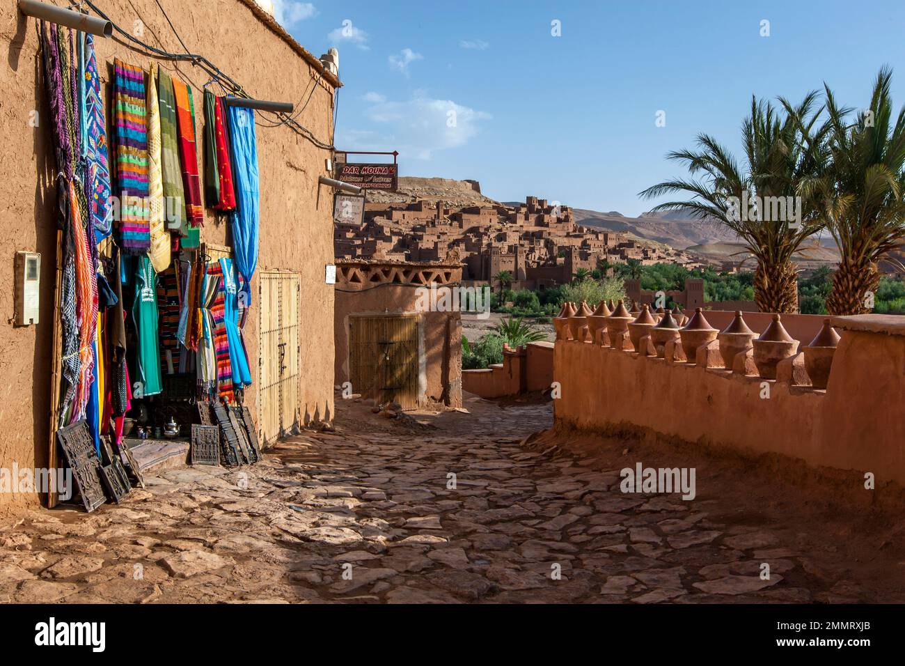 Una vista dalla città moderna di Ait ben Haddou verso l'antica città fortificata di Ait Benhaddou. Foto Stock