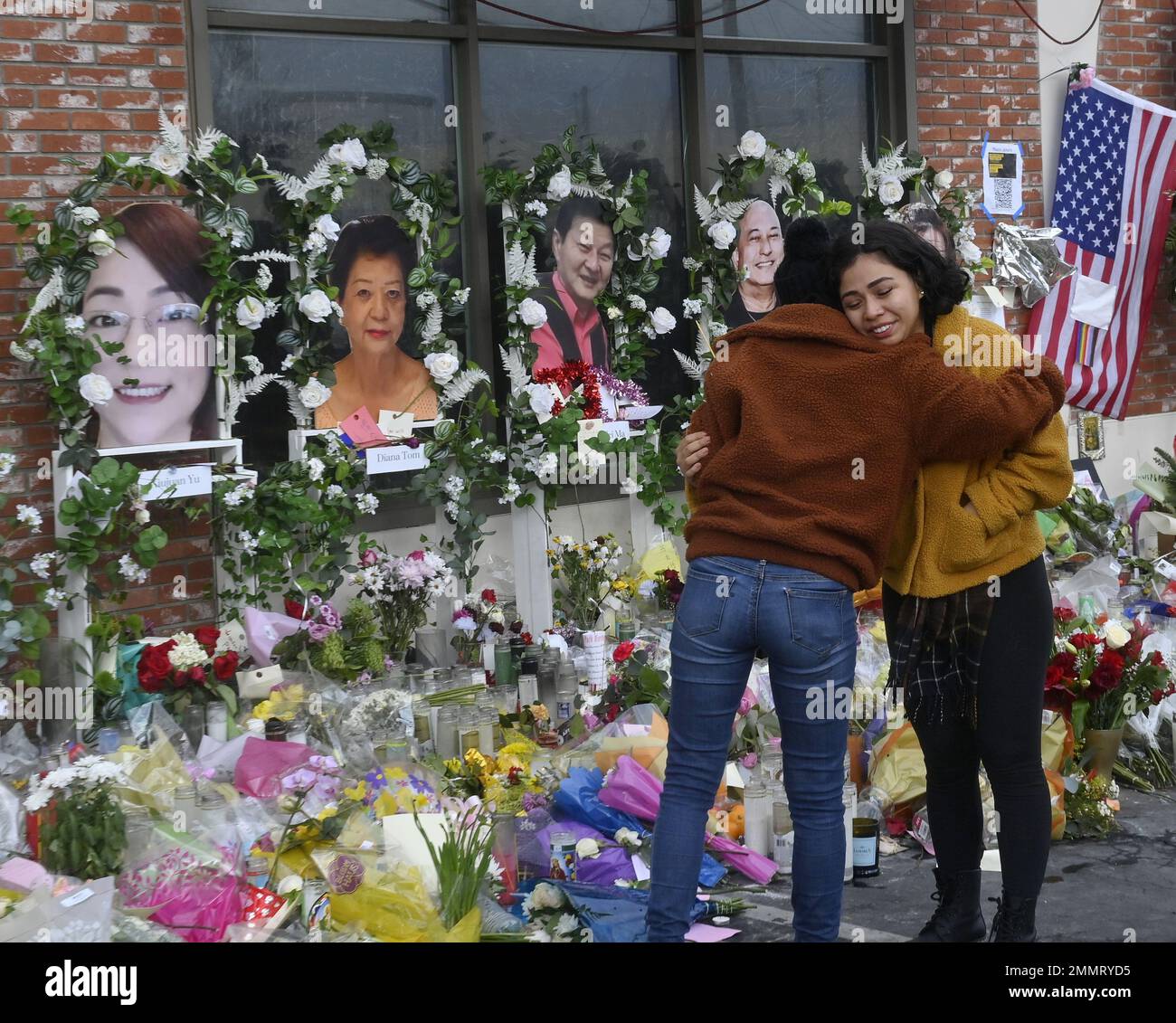 Monterey Park, Stati Uniti. 29th Jan, 2023. Due donne si abbracciano prima dei ritratti di Monterey Park che sparano alle vittime uccise durante una celebrazione del Capodanno lunare, mentre i residenti della comunità di Alhambra-Monterey Park continuano a piangere allo Star Ballroom Dance Studio di Monterey Park, California, domenica 29 gennaio 2023. Foto di Jim Ruymen/UPI Credit: UPI/Alamy Live News Foto Stock