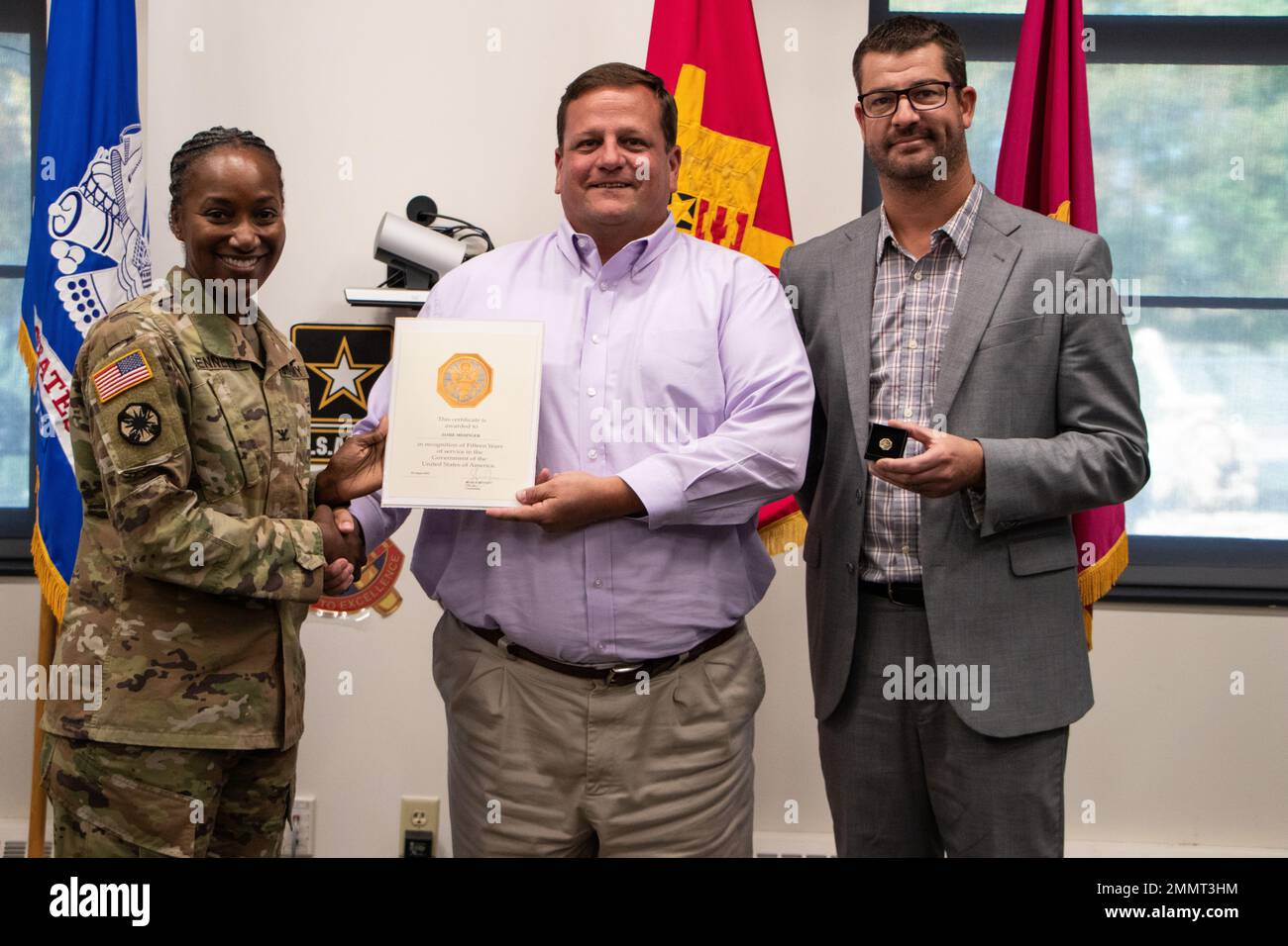 Jamie Medinger, (centro), capo della divisione, base Operations Division, Rock Island Arsenal – Joint Manufacturing and Technology Center, riceve il suo certificato di servizio di 15 anni in una cerimonia del 22 settembre. Medinger è un veterano della guerra globale contro il terrore che attribuisce alle apparecchiature RIA-JMTC il merito di salvare la sua vita da un dispositivo esplosivo improvvisato. RIA-JMTC sviluppa, produce e fornisce soluzioni di prontezza attraverso processi di produzione convenzionali e avanzati per i sistemi dell'esercito degli Stati Uniti e del Dipartimento della Difesa a livello globale. Foto Stock