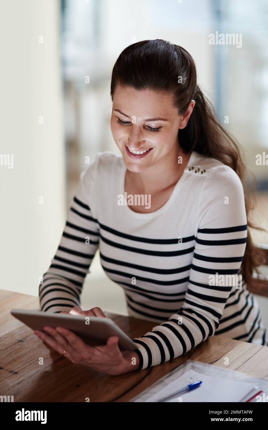 Scopri le ultime tendenze digitali. una donna d'affari che utilizza un tablet digitale in ufficio. Foto Stock