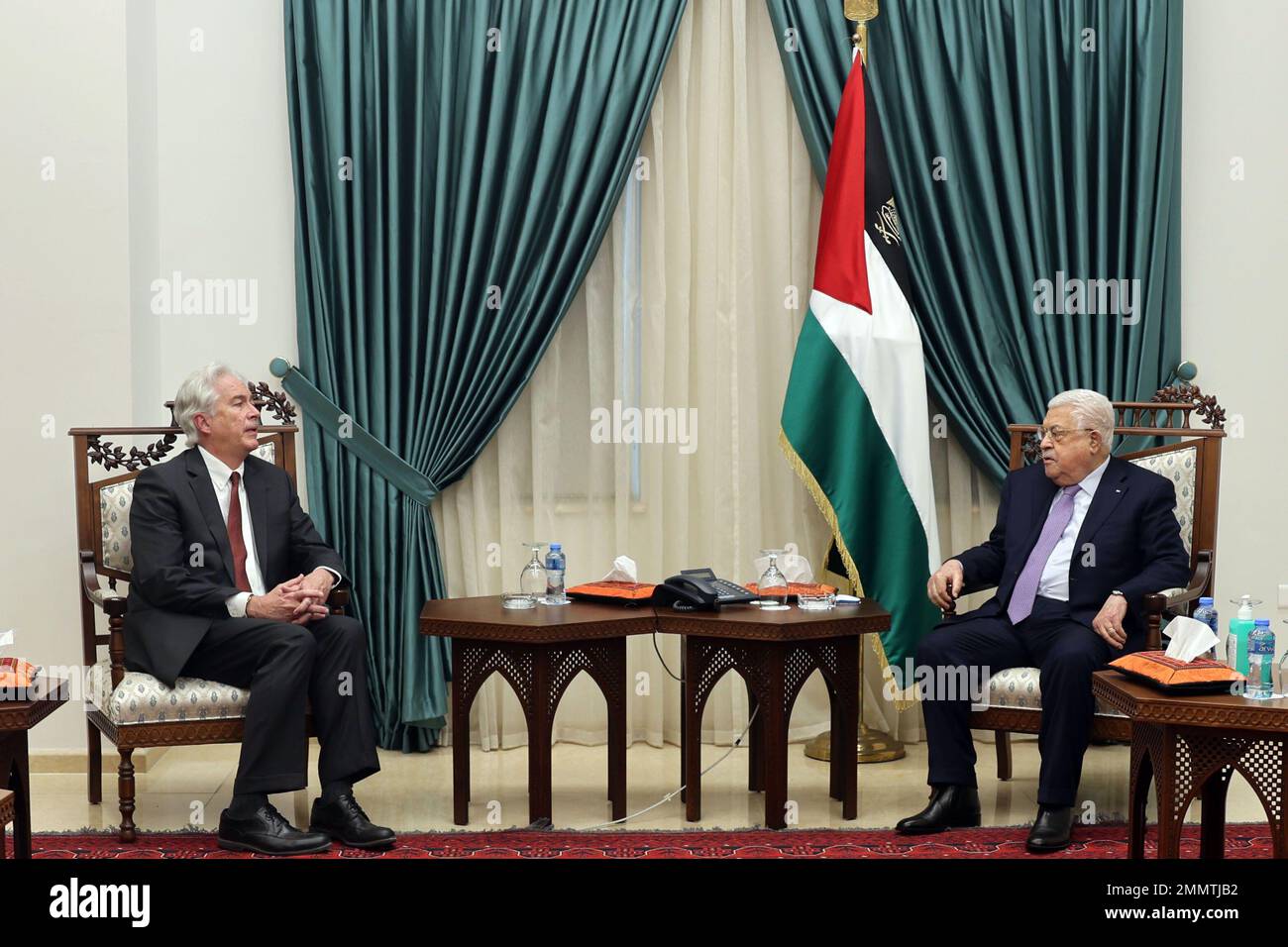 (230130) -- RAMALLAH, 30 gennaio 2023 (Xinhua) -- il presidente palestinese Mahmoud Abbas (R) incontra gli Stati Uniti Direttore della Central Intelligence Agency (CIA) William Burns nella città di Ramallah in Cisgiordania il 29 gennaio 2023. Domenica Abbas ha invitato il direttore della CIA William Burns a esercitare pressioni su Israele affinché ponesse fine alle sue misure 'unilaterali? Contro i palestinesi. (Ufficio del Presidente palestinese/consegna via Xinhua) Foto Stock
