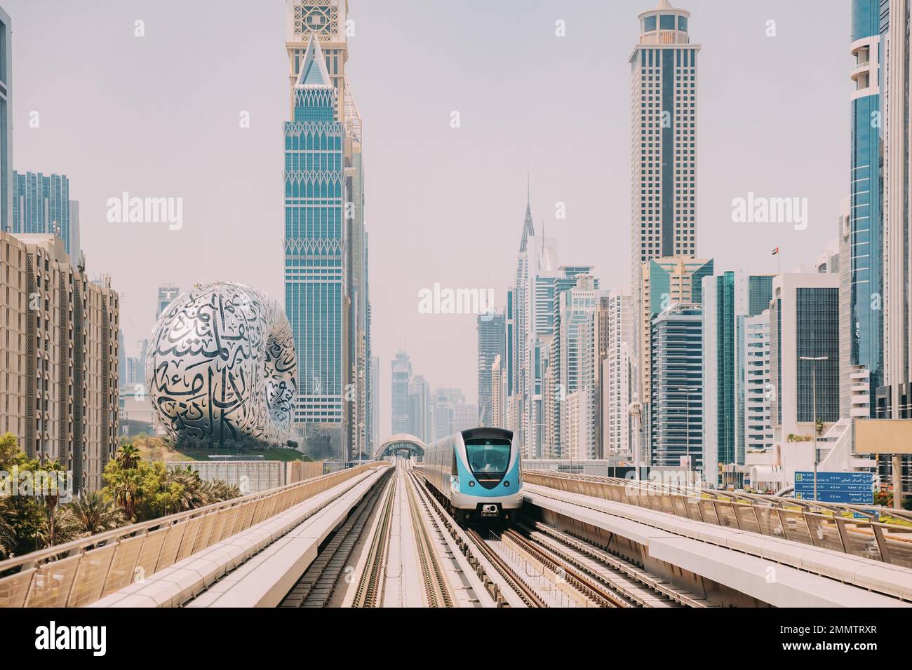 Il treno monorotaia della metropolitana corre tra grattacieli di vetro a Dubai. Traffico in strada a Dubai. Museo del futuro a Dubai. Skyline urbano. Urbano Foto Stock