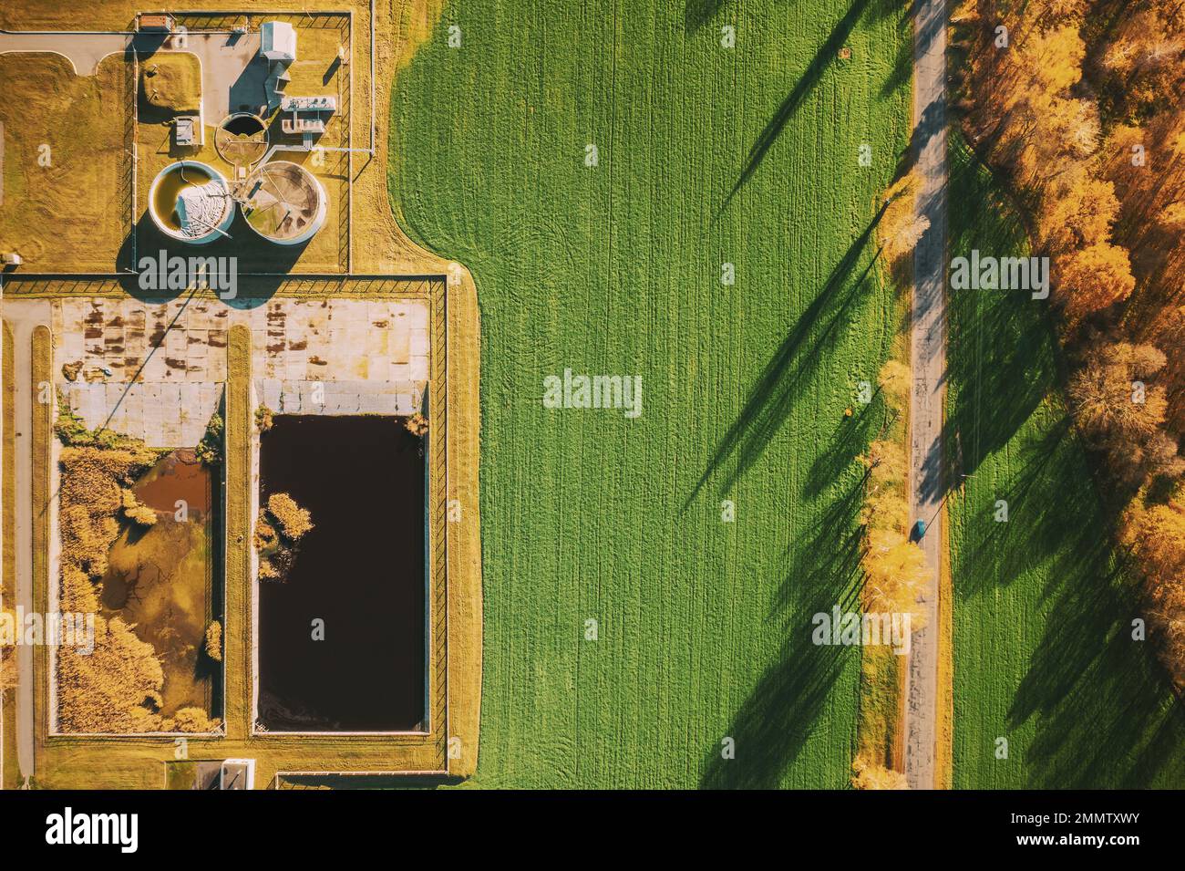 Vista aerea stazione di benzina in autunno soleggiato paesaggio rurale. Stazione di servizio con vista sopraelevata e vista piana in un campo nella soleggiata giornata autunnale Foto Stock