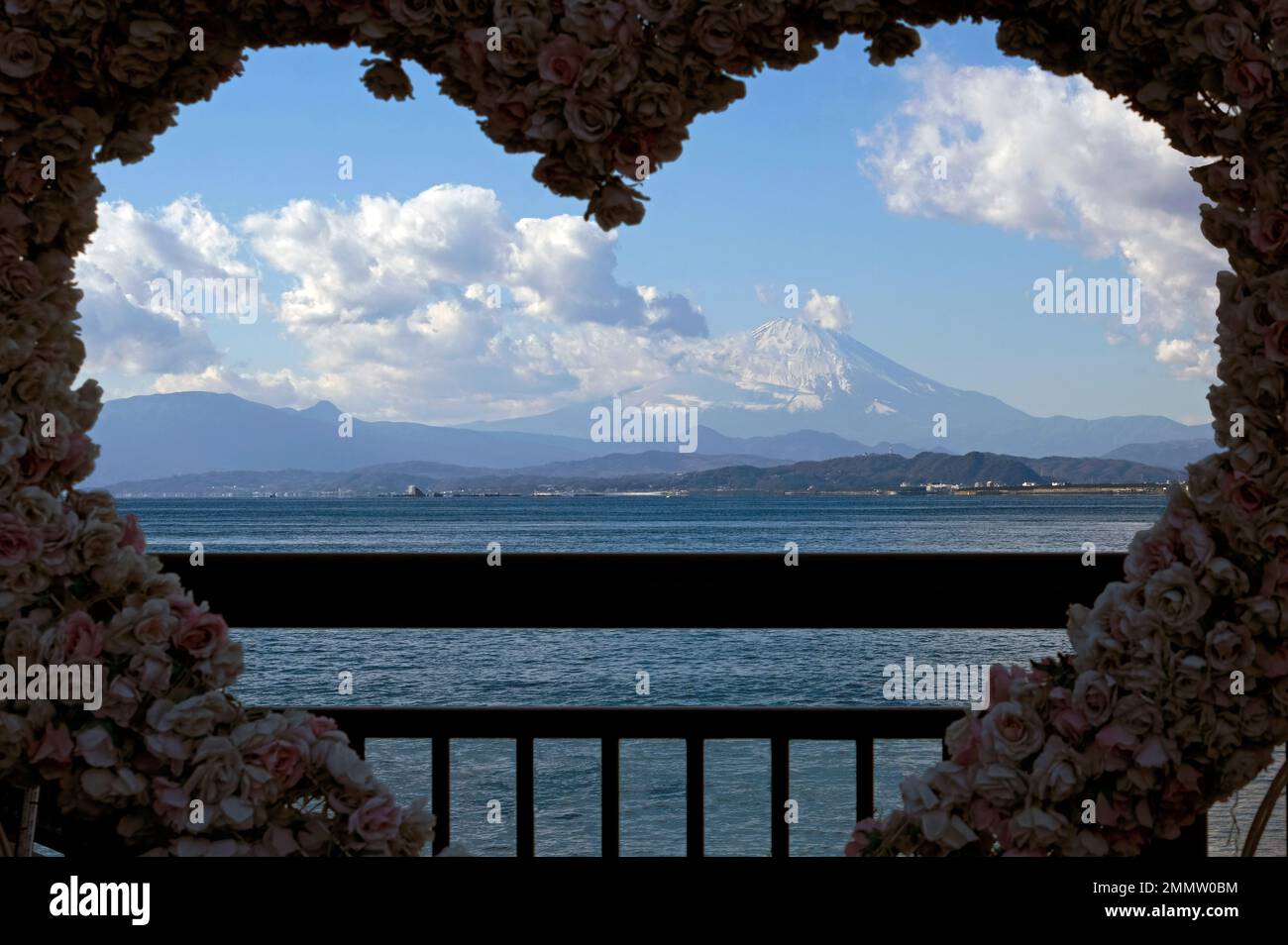 Monte Fuji visto attraverso un cuore a forma di fiori a Enoshima, Giappone Foto Stock