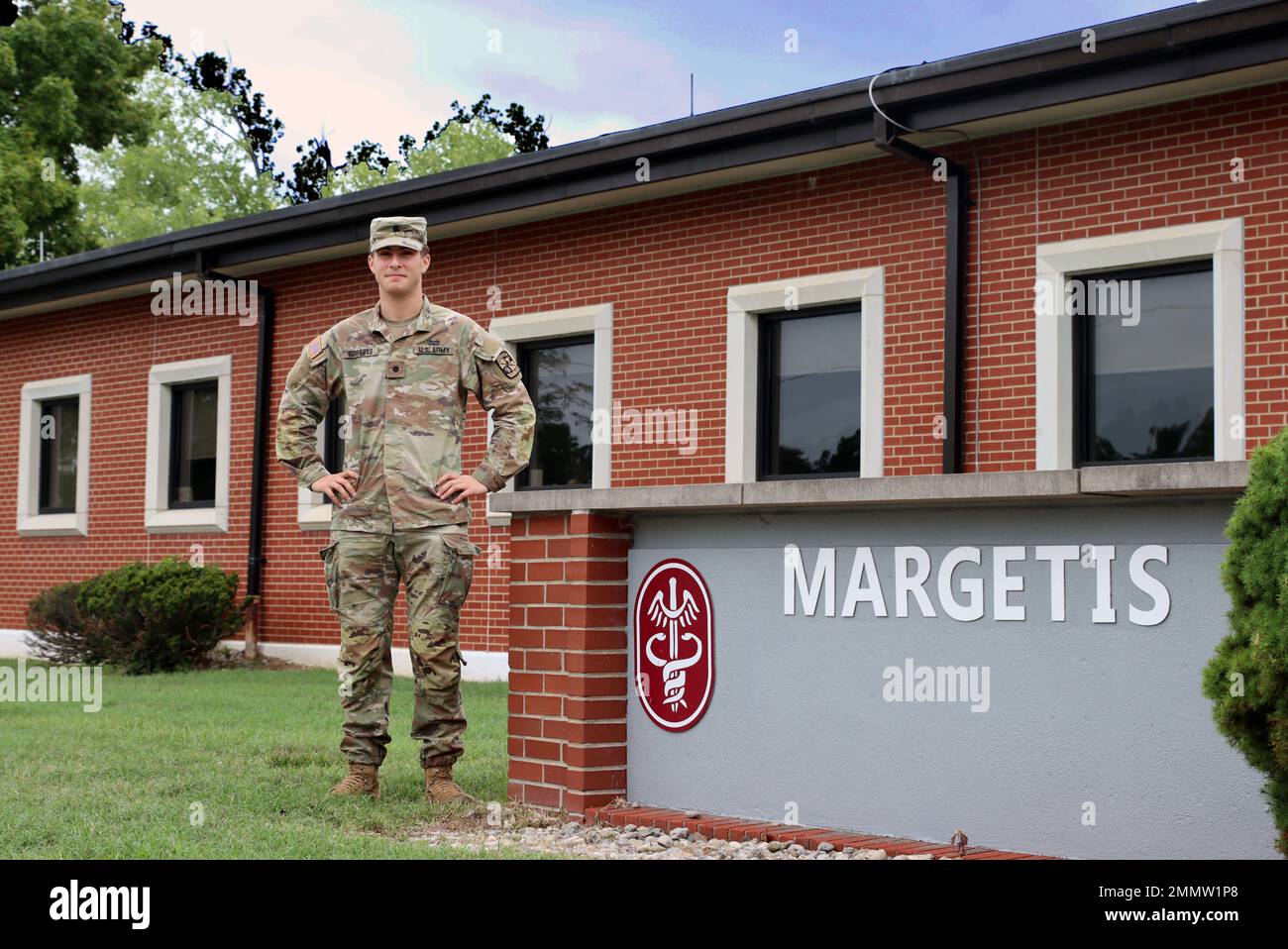 Cadet Samuel Roberts, dell'Università di Rochester, Rochester Institute of Technology, si trova di fronte alla Margetis Clinic qui a Fort Knox. Roberts ha partecipato all'Army Medical Department Internship Program (AMEDDIP), dove i cadetti sono assegnati alle attività del Dipartimento di Medicina per acquisire informazioni sulle strutture mediche dell'Armata e l'esposizione alla leadership nell'arena medica. Foto Stock