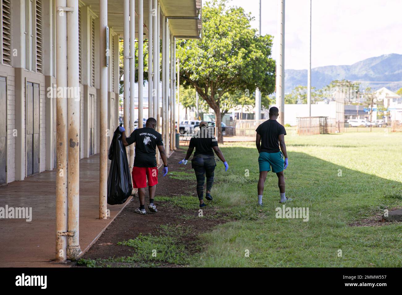 US Army Soldiers from Headquarters and Headquarters Company, 3rd Fanteria Brigata Combat Team, 25th Fanteria Division, la polizia chiama la zona e raccogliere rifiuti al Wahiawa District Park, Wahiawa, Hawaii, 23 settembre 2022. Il potere della Brigata del Bronco ha lavato la zona, ha raccolto e rimosso i rifiuti e ha appeso nuove reti da basket al parco per sostenere la Giornata delle Terre pubbliche, che si svolge ogni anno il quarto sabato di settembre. Foto Stock