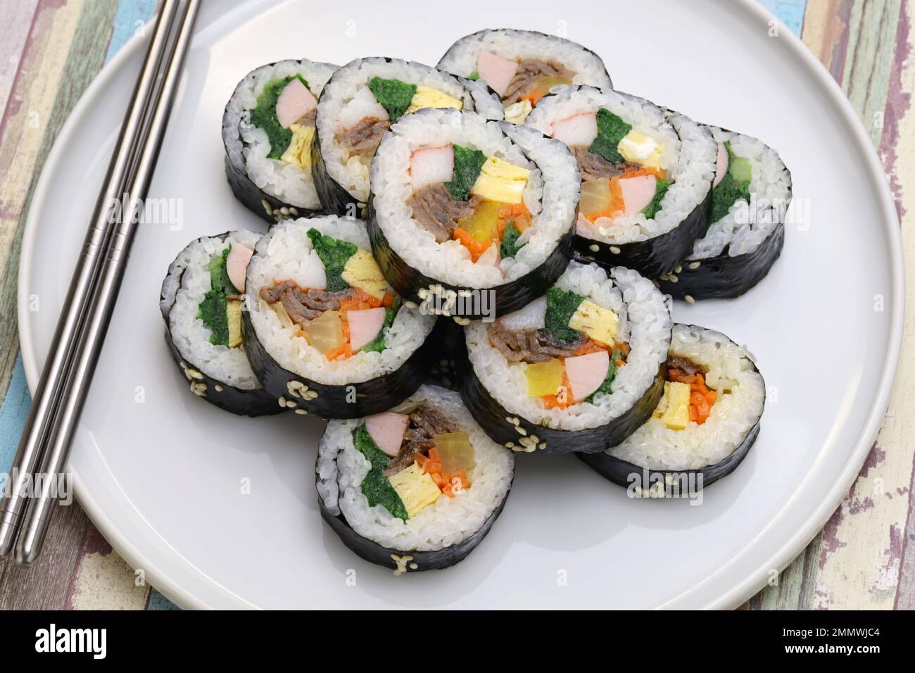 Gimbap è un cibo coreano composto da riso e diversi ingredienti conditi con olio di sesamo e avvolti in nori alghe. Foto Stock