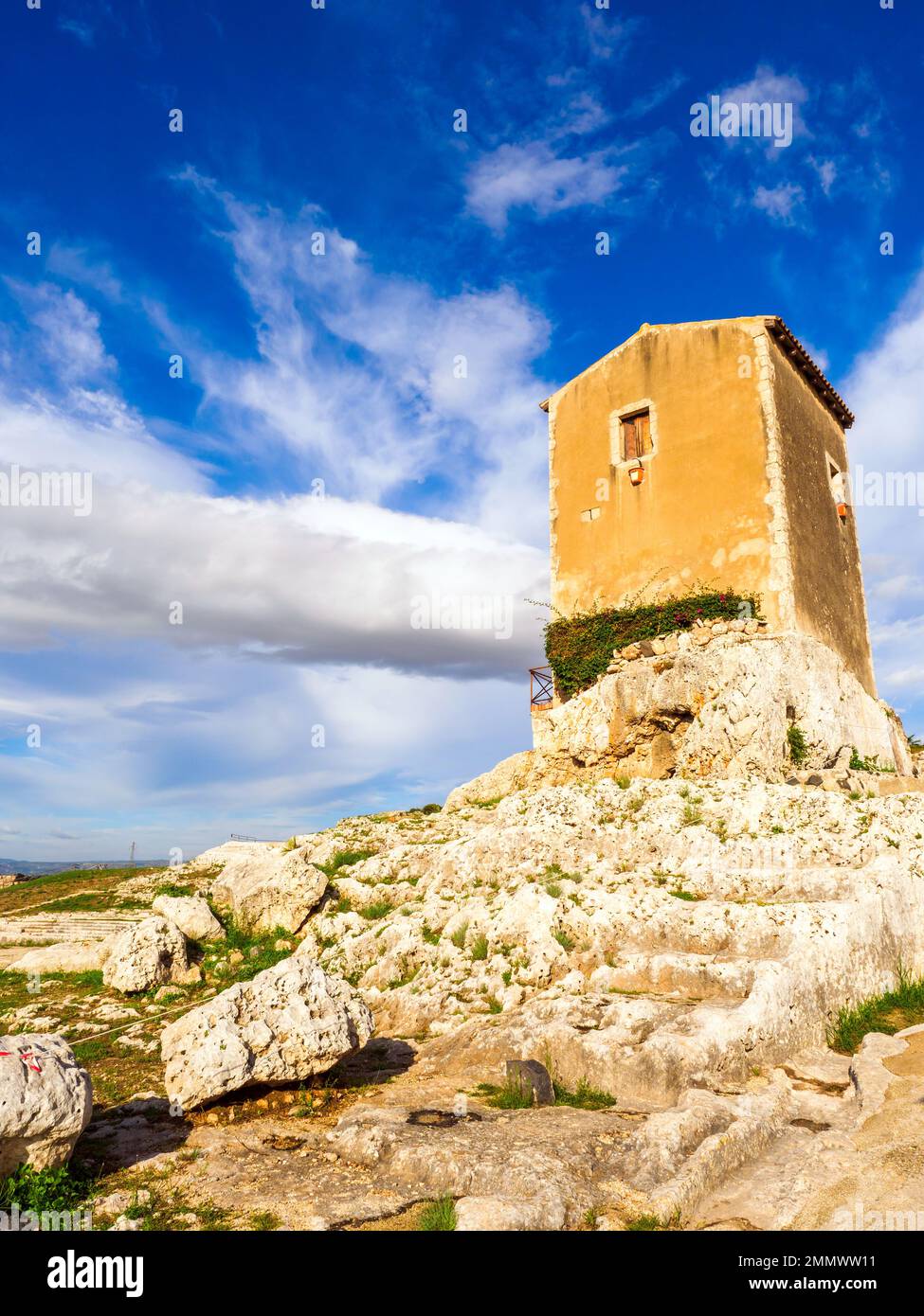 La casetta dei mugnai, identificata come l'ultimo mulino rimasto nella collina Temenita - Parco Archeologico della Neapolis - Siracusa, Sicilia, Italia Foto Stock