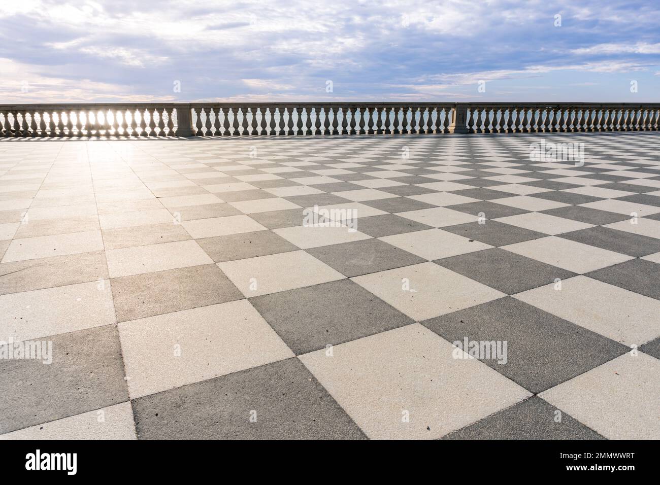 Livorno,Italia-27 novembre 2022:vista sulla terrazza Mascagni, una splendida terrazza belvedere con superficie pavimentata a scacchiera, Livorno, Toscana, Italia d Foto Stock