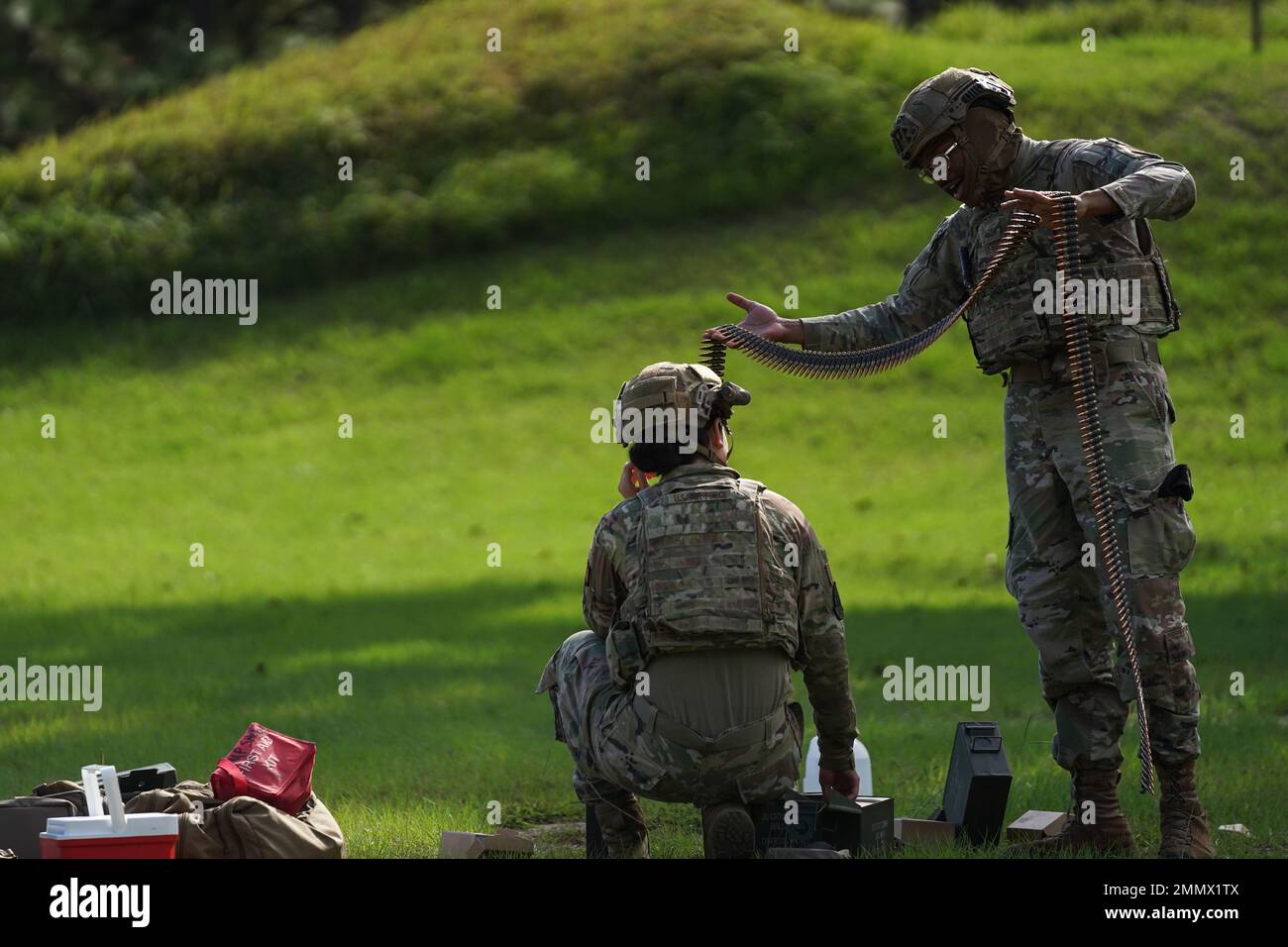 U.S. Air Force Airmen Tyron Bennet e Brianna Ramos, 81st Security Forces Squadron entry Controller, preparare munizioni sulla gamma 14 B a Camp Shelby, Mississippi, 23 settembre 2022. I difensori ruotano sparando diversi sistemi di armi pesanti per affinare le loro capacità di difesa. Foto Stock