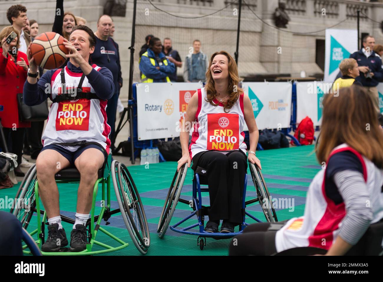 Gli MP britannici, tra cui Gillian Keegan e i giocatori di pallacanestro su sedia a rotelle britannici, giocano una partita di pallacanestro su sedia a rotelle per aumentare la consapevolezza per World Polio Foto Stock