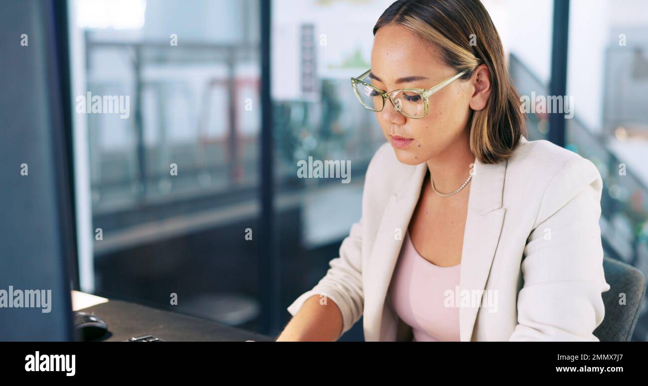 Computer, ufficio e donna d'affari con strategia di marketing e-mail, SEO aziendale revisione e gestione dei social media con focus. Lavoratore asiatico corporativo Foto Stock