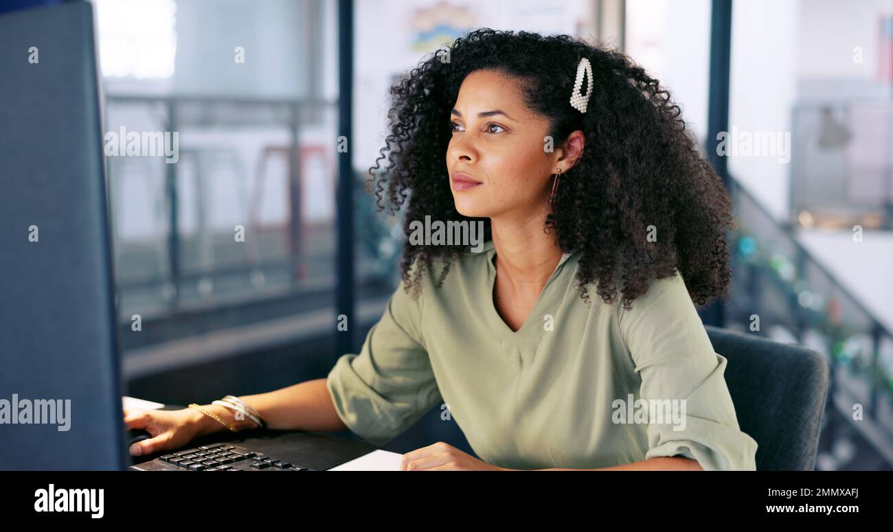 Programmatore di computer, startup o happy black woman per la sicurezza informatica, la codifica delle app o il calendario digitale in ufficio. Pirata informatico, tecnico o dipendente con pc Foto Stock