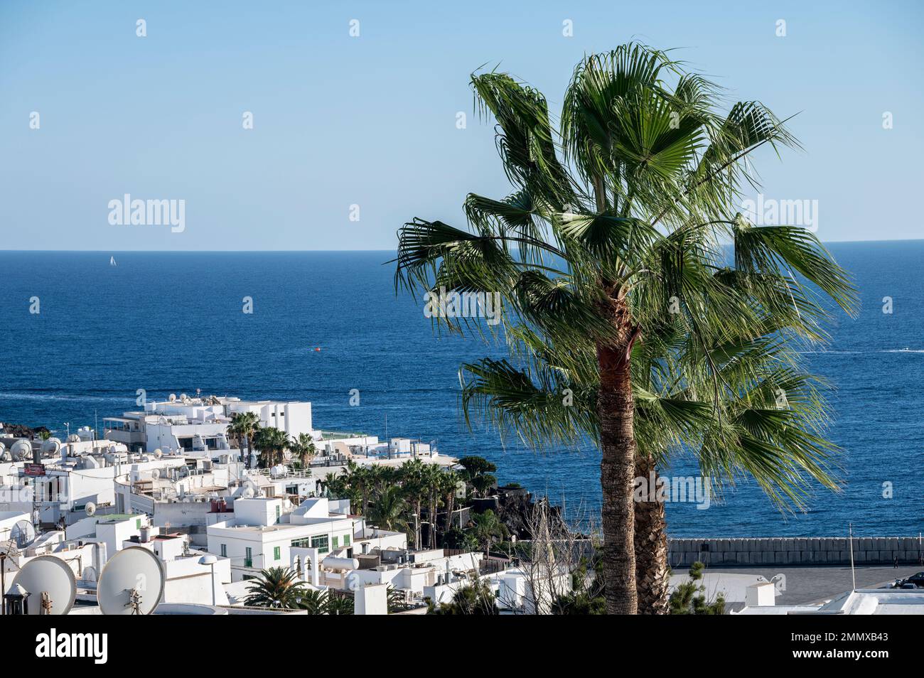 Vista sulla zona del porto e sull'oceano a Puerto del Carmen, Lanzarote, Isole Canarie Foto Stock