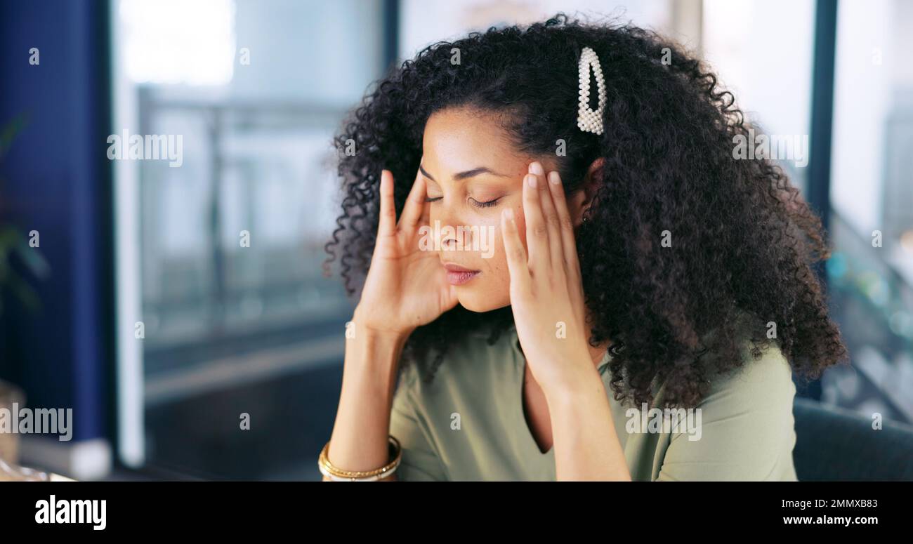 Stanco, massaggio e donna nera in ufficio con mal di testa pensando a stress, errore o fallimento. Tensione, ansia e burnout di ragazza sul posto di lavoro con Foto Stock