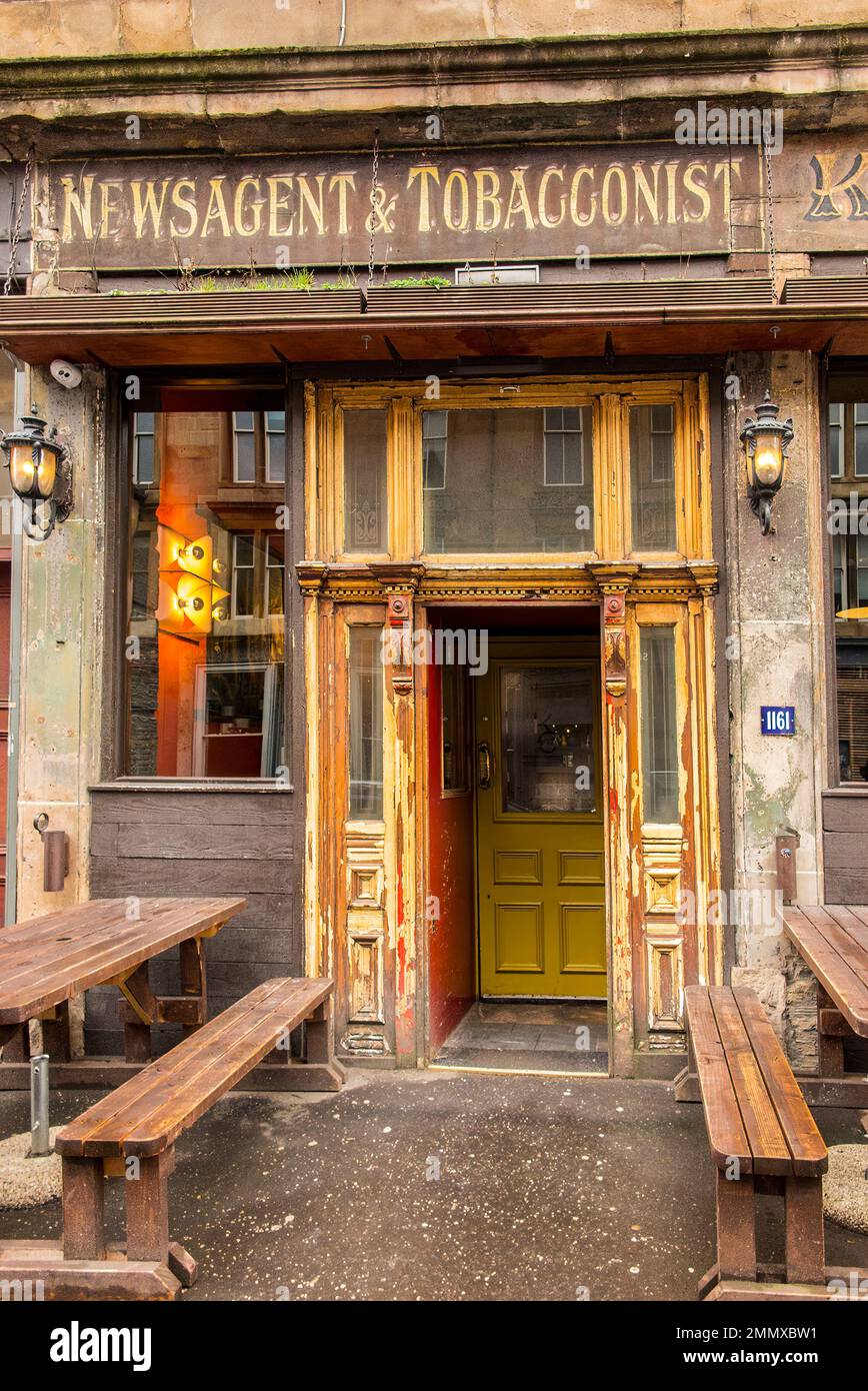 Edicola e tabaccheria 'fantasma segno' restaurato sopra il negozio. Foto Stock